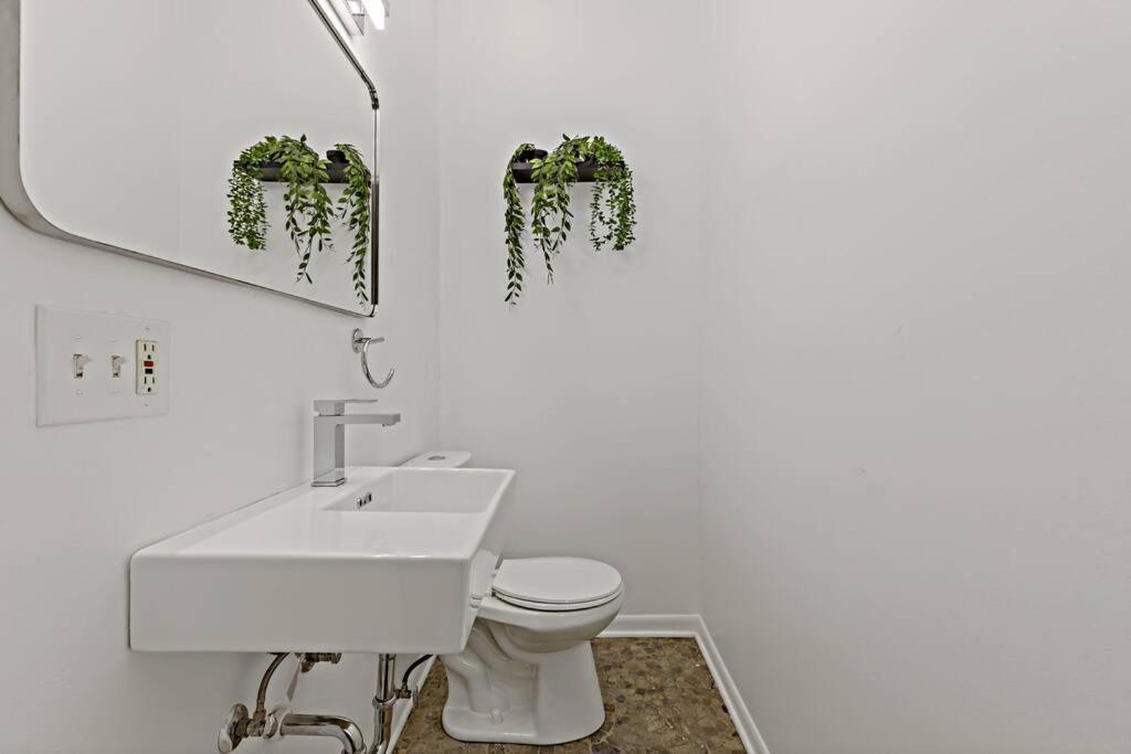 The Penthouse, Lux Stay Near Downtown, Uofc & Lake Чикаго Екстериор снимка