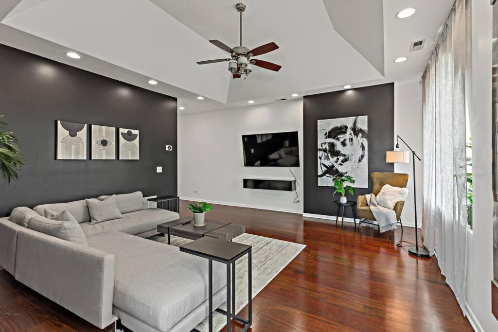 The Penthouse, Lux Stay Near Downtown, Uofc & Lake Чикаго Екстериор снимка